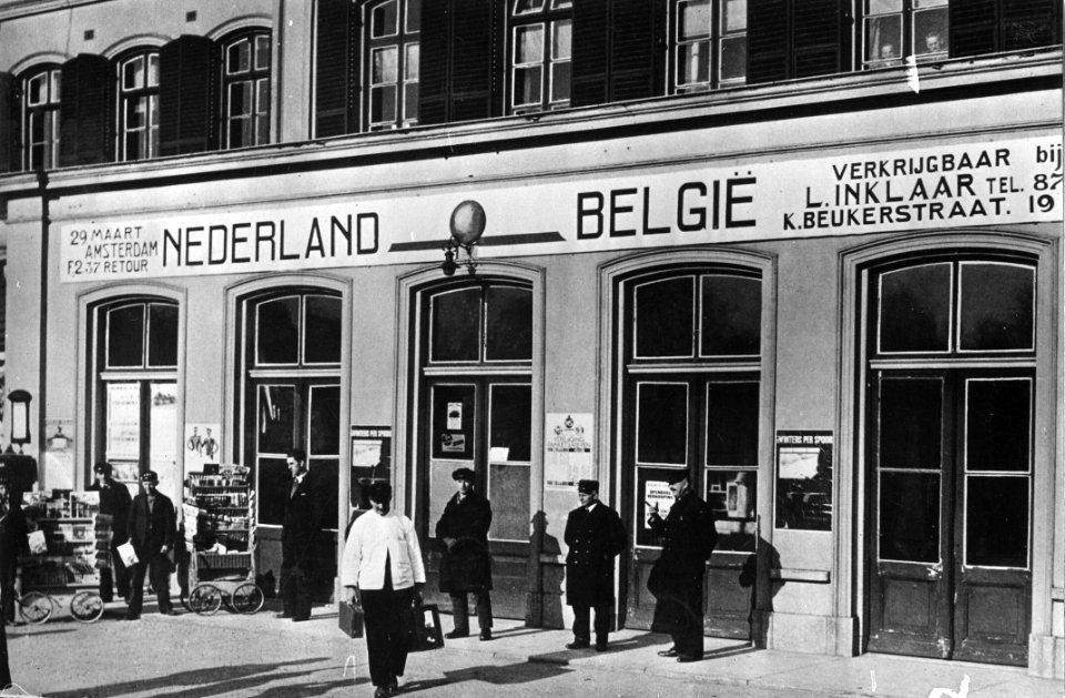 HUA-166844-Gezicht op een gedeelte van de voorgevel van het N.S.-station Zutphen te Zutphen, met reclame voor (kaartjes voor) de voetbalwedstrijd Nederland-België