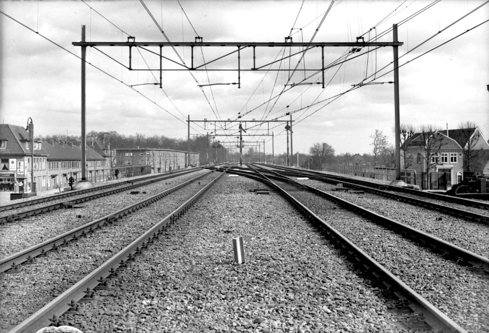 HUA-165742-Gezicht op het spoor ten zuiden van Utrecht CS ter hoogte van de brug over de Vaartsche Rijn met links de huizen aan de Pelikaanstraat Links de sporen