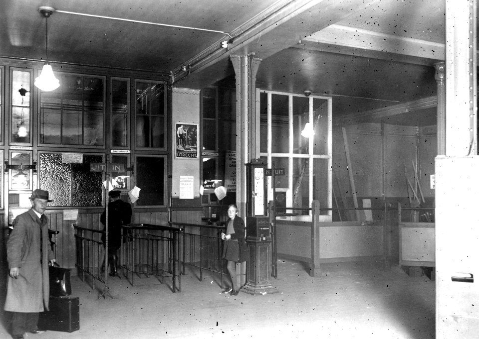 HUA-166011-Interieur van het N.S.-station Utrecht C.S. te Utrecht- loketten