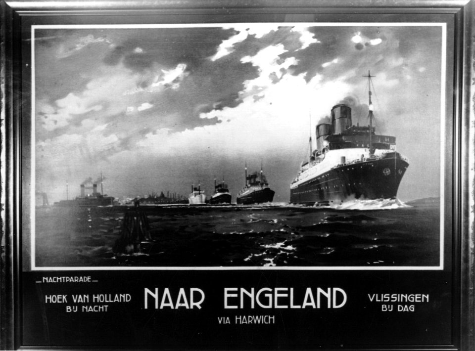 HUA-167093-Afbeelding van een affiche van de SMZ Stoomvaart Maatschappij Zeeland met de nachtparade van de schepen van Hoek van Holland naar Harwich Engeland 