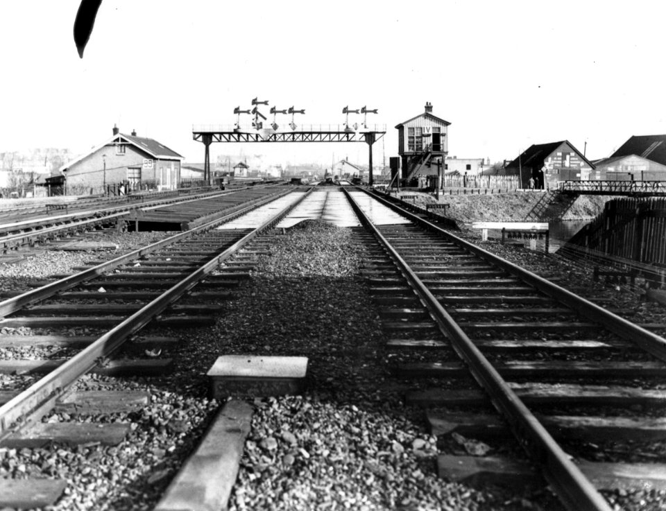 HUA-167119-Gezicht op de spoorlijn ten noorden van Amsterdam Muiderpoort met seinbrug de spoorwegovergang in het Zeeburgerpad links wachtpost 99 en rechts het se