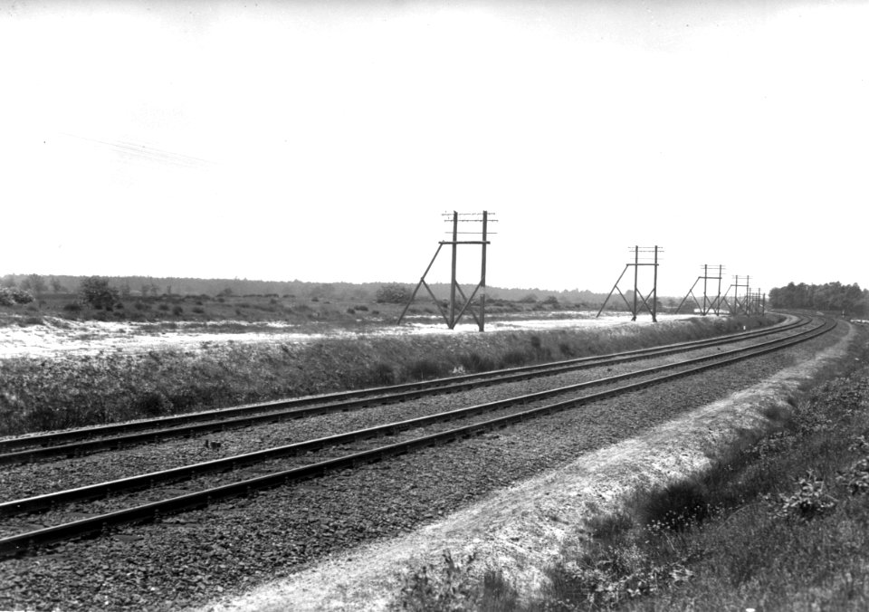HUA-167124-Gezicht op de spoorlijn Utrecht-Amersfoort, ten oosten van Den Dolder (nabij het landgoed De Paltz), uit het oosten