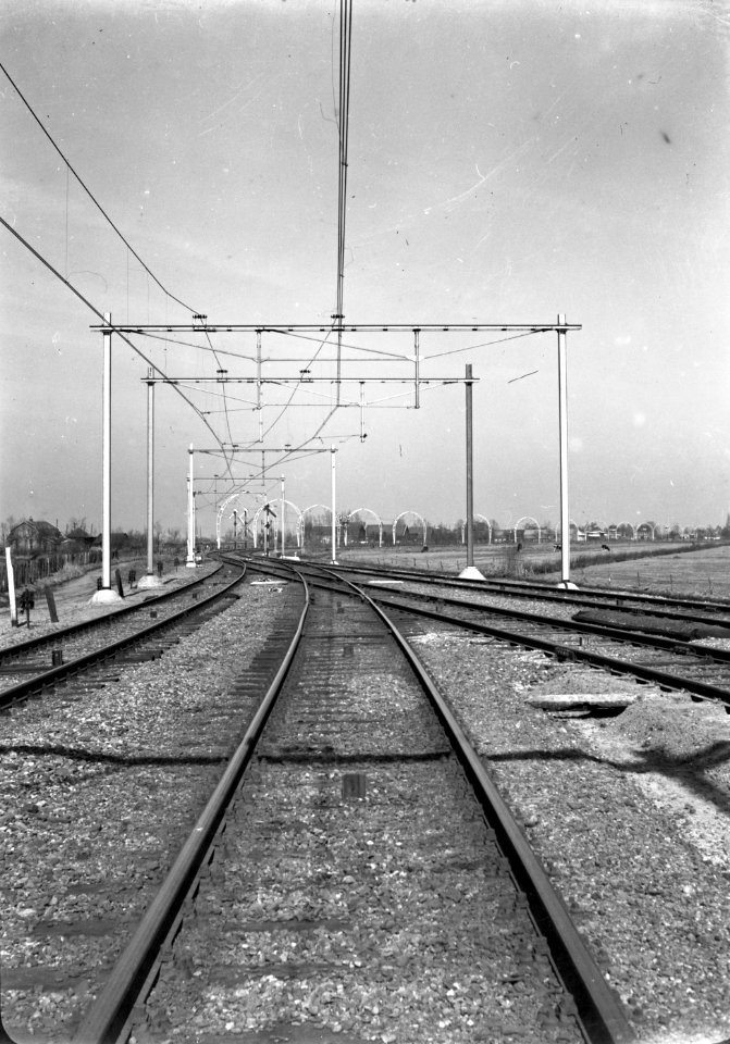 HUA-167150-Gezicht op de noordzijde van het spoorknooppunt Blauwkapel bij Groenekan kort na de electrificatie met eerst enkele bovenleidingsportalen van Differdi