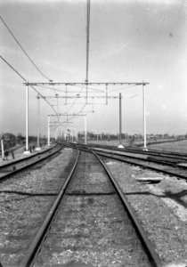 HUA-167150-Gezicht op de noordzijde van het spoorknooppunt Blauwkapel bij Groenekan kort na de electrificatie met eerst enkele bovenleidingsportalen van Differdi