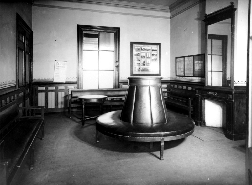 HUA-166100-Interieur van het NS station Driebergen te Driebergen Rijsenburg wachtkamer 2e klasse NB De naam van het station is in 1948 gewijzigd in Driebergen Ze