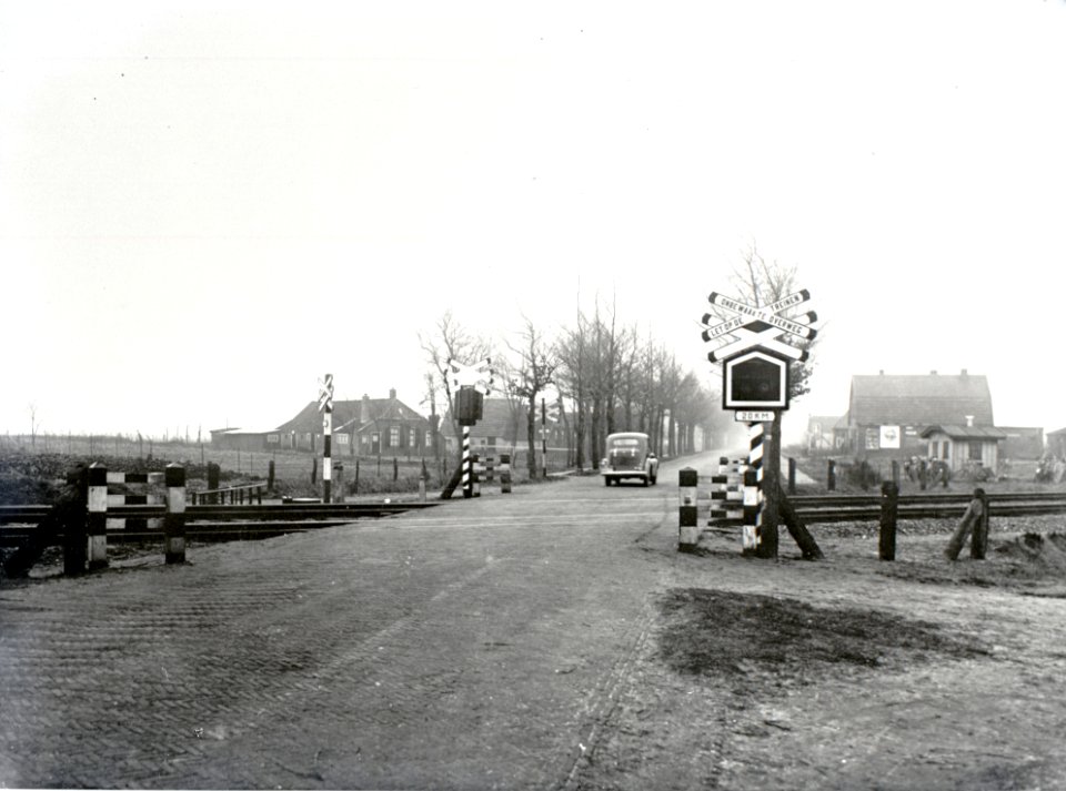 HUA-167612-Gezicht op een met Automatische Knipperlicht Installaties (AKI's) beveiligde spoorwegovergang bij Steenwijk. N.B. Dit betreft de eerste spoorwegovergang in Nederland die met een dergelijke flikkerlich