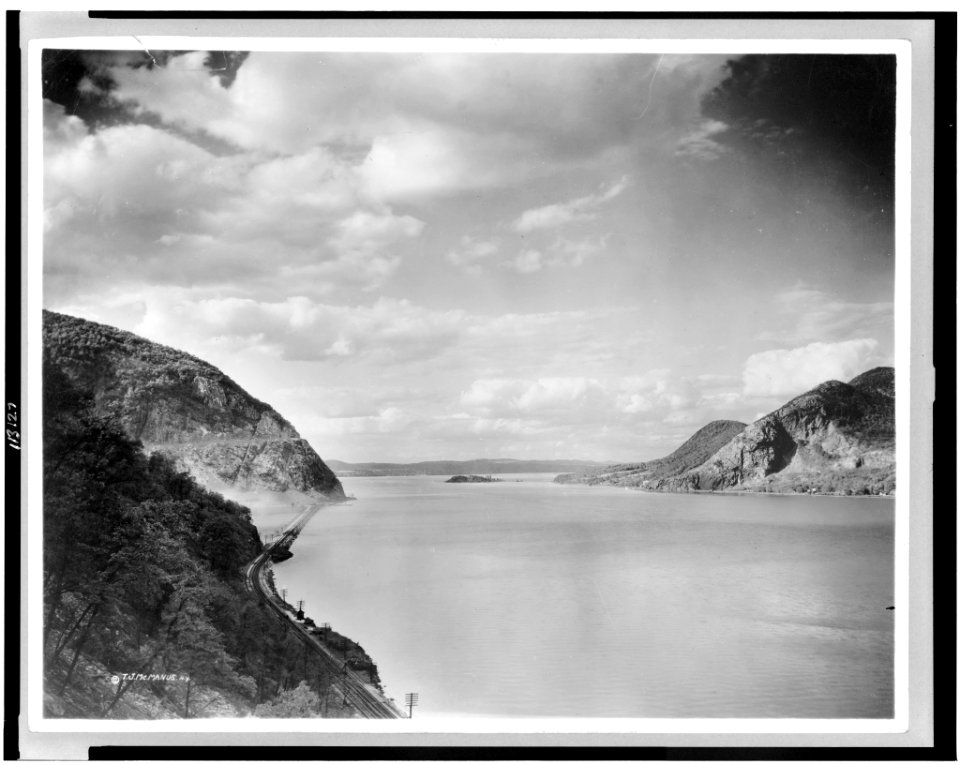 Hudson River from Crow's Nest; Storm King mountain on left, Break Neck mountain on right LCCN95507546