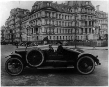Hudson super six automobile in Washington, D.C., at 17th and Pennsylvania Avenues, N.W., in front of State, War, and Navy Bldg. LCCN2001706324