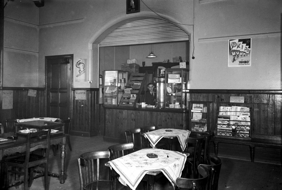 HUA-166238-Interieur van het N.S.-station IJmuiden te IJmuiden- wachtkamer 3e klasse