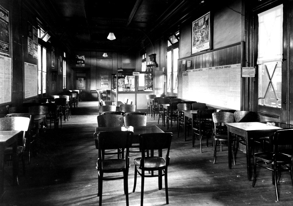 HUA-166254-Interieur van het N.S.-station Gouda te Gouda- wachtkamer 3e klasse