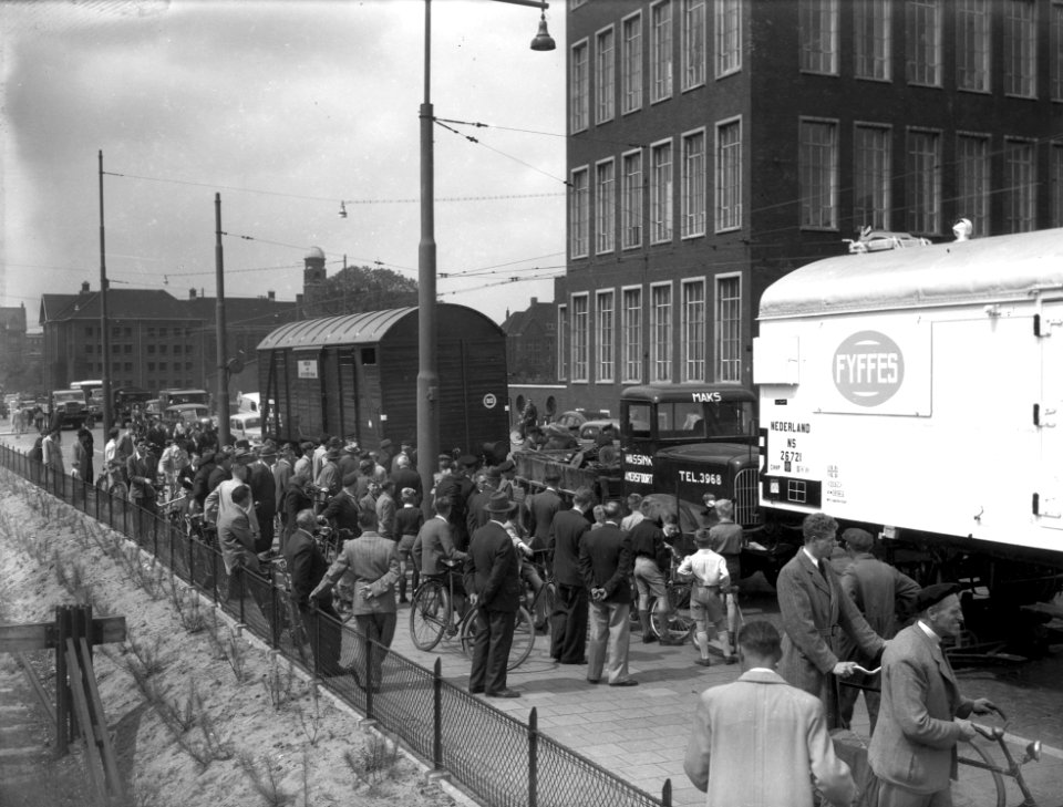 HUA-168062-Afbeelding van het transport van twee goederenwagens van de N.S. per vrachtauto van Transportbedrijf Wassink te Amersfoort voor een tentoonstelling in de Ahoy-hallen te Rotterdam