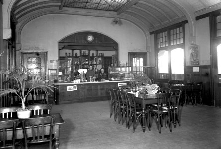 HUA-166258-Interieur van het N.S.-station Vlaardingen te Vlaardingen- wachtkamer 1e en 2e klasse