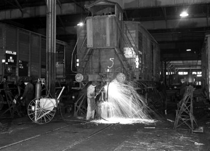 HUA-166300-Afbeelding van laswerkzaamheden aan een goederenwagen in de wagenwerkplaats van de N.S. te Amersfoort