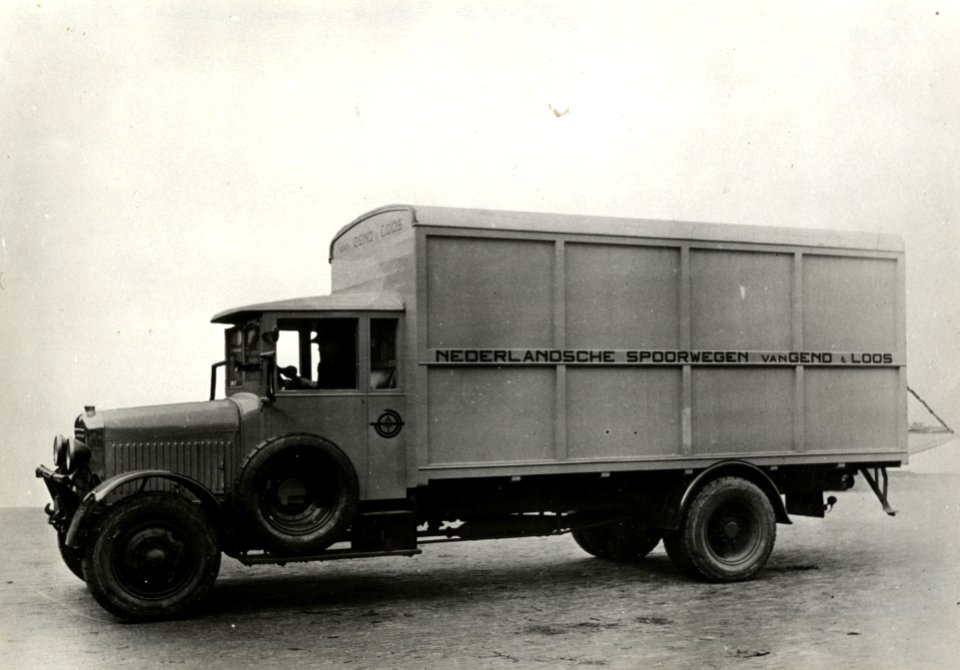 HUA-168323-Afbeelding van een vrachtauto van de Nederlandse Spoorwegen - Van Gend & Loos