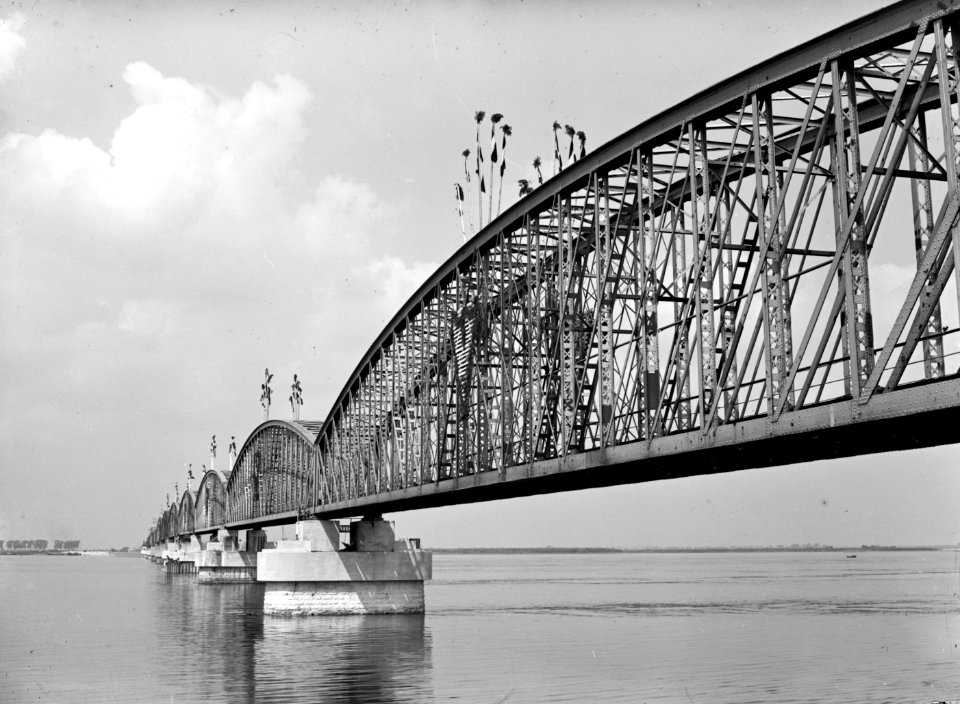 HUA-166401-Gezicht op de met vlaggen versierde spoorbrug over het Hollands Diep bij Moerdijk, ter gelegenheid van de heropening van de brug na herstel van oorlogsschade