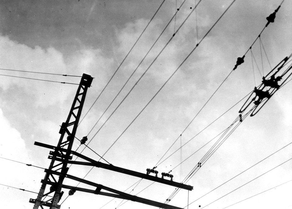 HUA-166416-Detail van de bovenleiding bij het NS station Amsterdam CS te Amsterdam