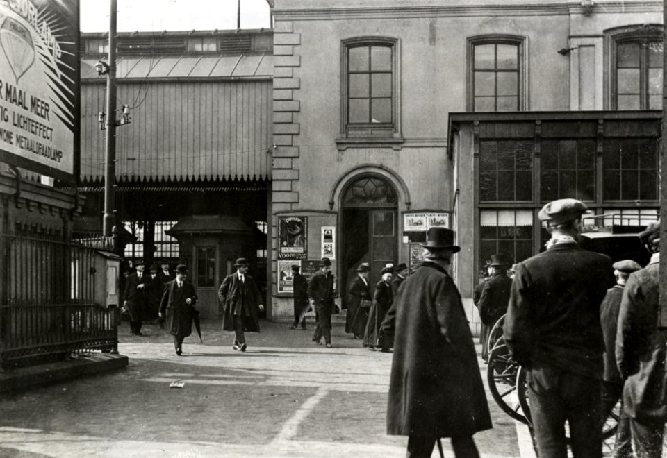 HUA-169220-Gezicht op een gedeelte van het S.S.-station Utrecht C.S. te Utrecht, vanaf het Stationsplein, met links de uitgang