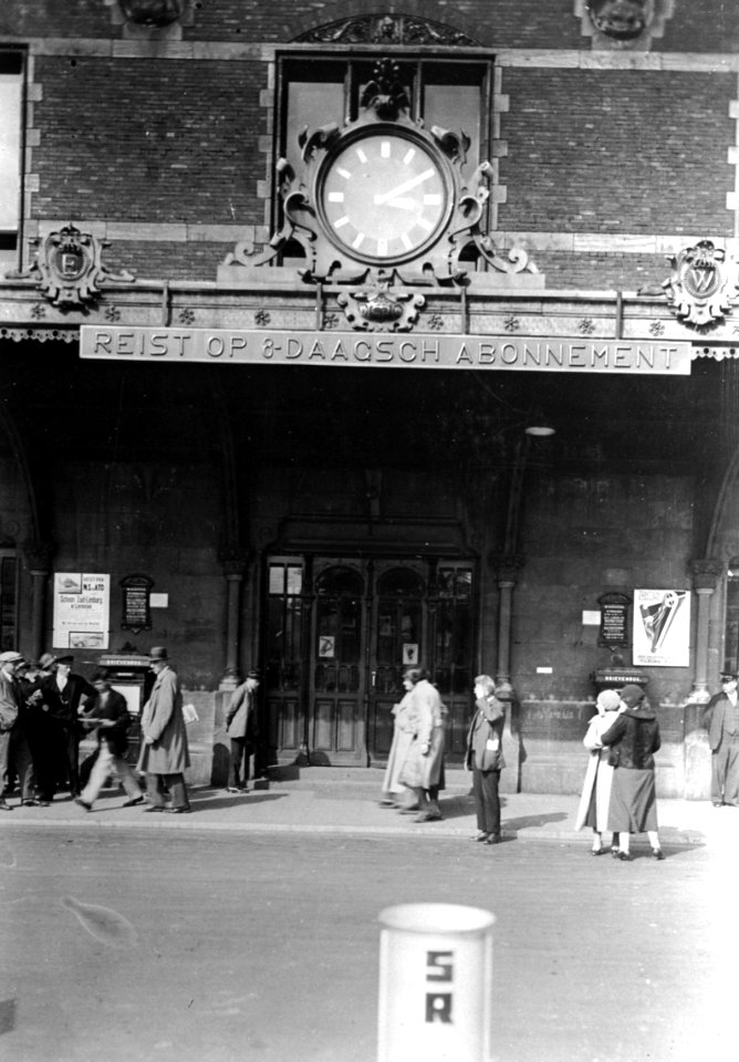 HUA-166661-Gezicht op de luifel van het NS station Amsterdam CS te Amsterdam met de leus Reist op 8 daagsch abonnement 