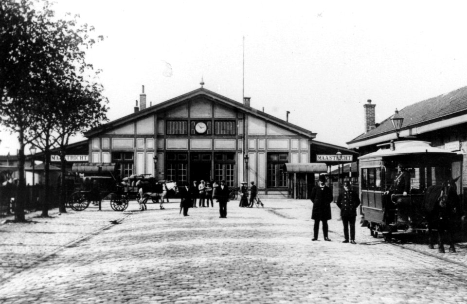 HUA-166669-Gezicht op het S.S.-station Maastricht te Maastricht, met rechts een paardentram (cropped)
