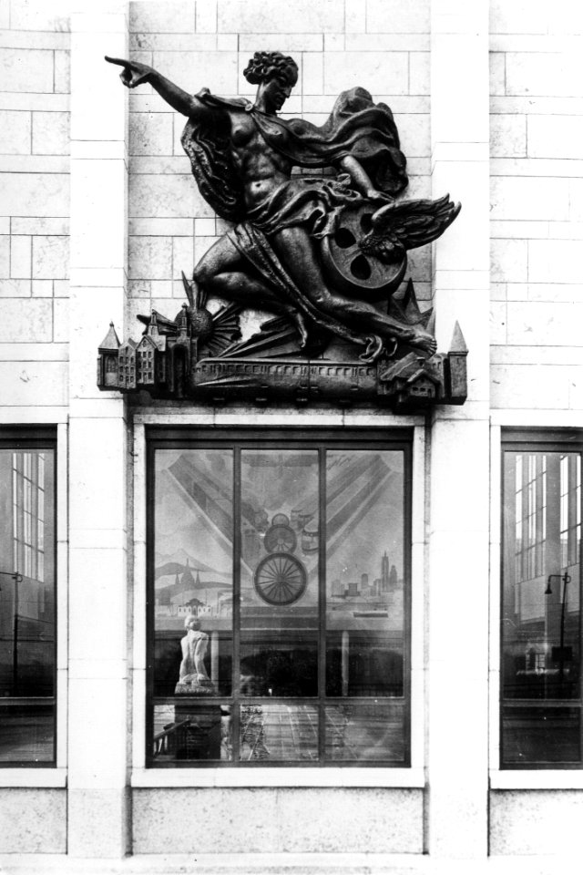 HUA-166846-Afbeelding van het door Theo van Reijn vervaardigde beeld De Toekomst der Spoorwegen boven de ingang van het NS station Amsterdam Amstel te Amsterdam