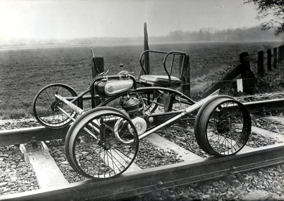 HUA-169699-Afbeelding van een spoormotorfiets van het wegonderhoud van de NS