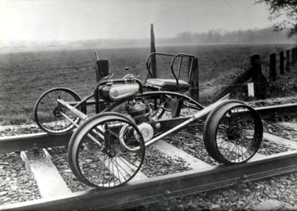 HUA-169699-Afbeelding van een spoormotorfiets van het wegonderhoud van de NS