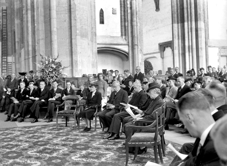 HUA-166886-Afbeelding van de dankdienst voor personeel van de Nederlandse Spoorwegen in de Domkerk te Utrecht, kort na de bevrijding, met zittende in het midden president-directeur ir. W. Hupkes