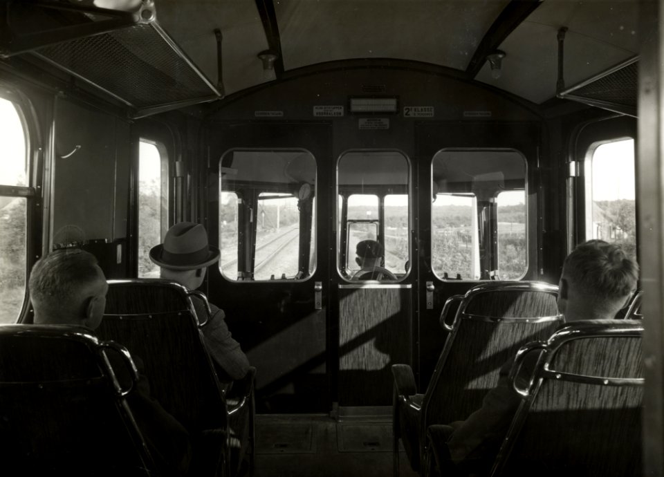HUA-166957-Interieur van een stroomlijn motorrijtuig omBC serie 2901 2908 van de NS met reizigers