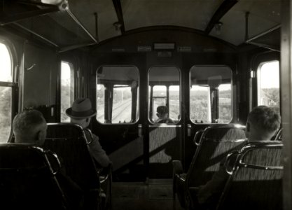 HUA-166957-Interieur van een stroomlijn motorrijtuig omBC serie 2901 2908 van de NS met reizigers