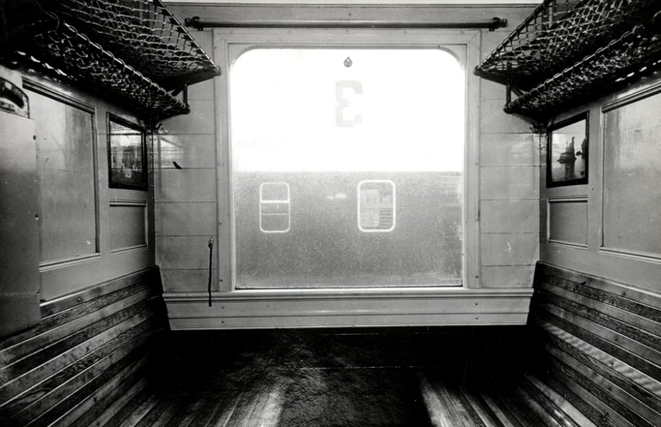 HUA-169825-Interieur van een houten rijtuig van de Deense spoorwegen DSB tijdelijk gehuurd door de NS van november 1946 tot maart 1947 Compartiment van een 3e kl