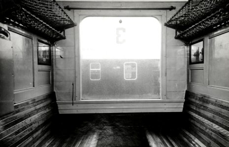 HUA-169825-Interieur van een houten rijtuig van de Deense spoorwegen DSB tijdelijk gehuurd door de NS van november 1946 tot maart 1947 Compartiment van een 3e kl