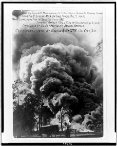 Hugh oil gusher at Mooringsport, La. A monstrous column of roaring flame, Star Oil Co. Loucke no. 3, on fire since Aug. 7, 1913 ... LCCN97514401