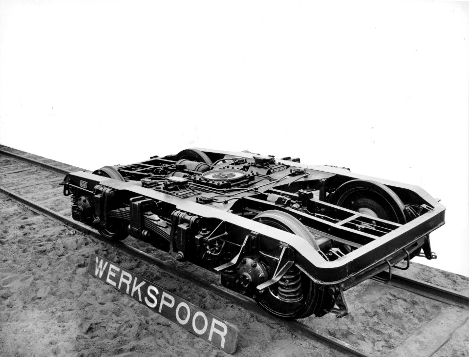 HUA-172068-Afbeelding van een twee-assig loopdraaistel, bestemd voor de diesel-electrische treinstellen DE 5 (serie 51-68) en electrische treinstellen mat. 1940 van de N.S., bij Werkspoor te Zuilen