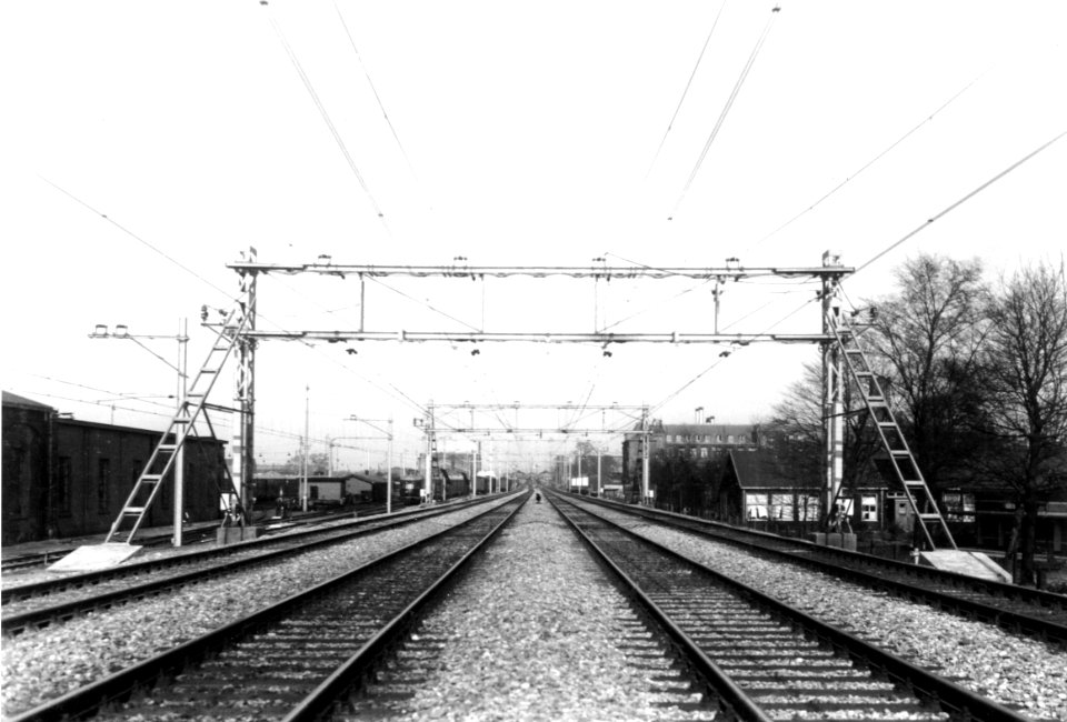 HUA-167126-Gezicht op de juist geëlectrificeerde spoorlijnen richting s Hertogenbosch links en Arnhem aan de zuidzijde van het NS station Utrecht CS te Utrecht