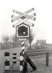 HUA-167610-Afbeelding van een Automatische Knipperlicht Installatie AKI bij een onbewaakte spoorwegovergang bij Steenwijk NB Dit betreft de eerste spoorwegoverga