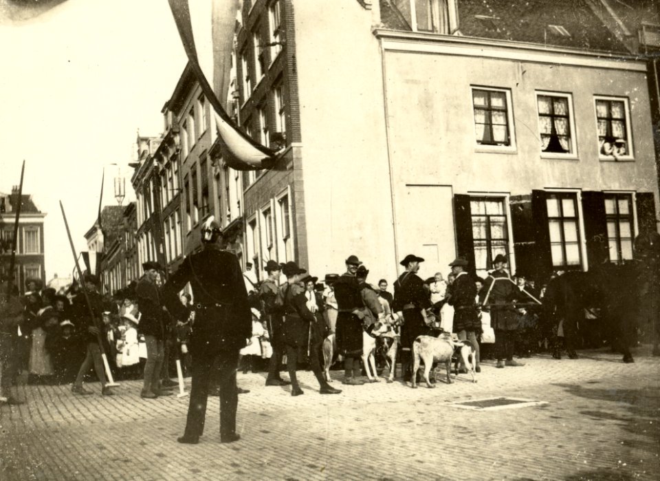 HUA-98420-Afbeelding van een groep met als thema Jacoba van Beieren ter valkenjacht in de historisch allegorische optocht ter gelegenheid van Koninginnedag op d