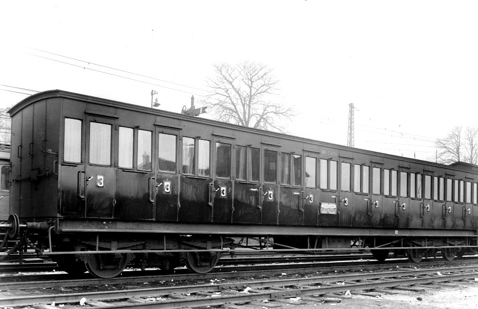 HUA-167758-Afbeelding van het houten rijtuig nr. C 5019 van de N.S. te Utrecht