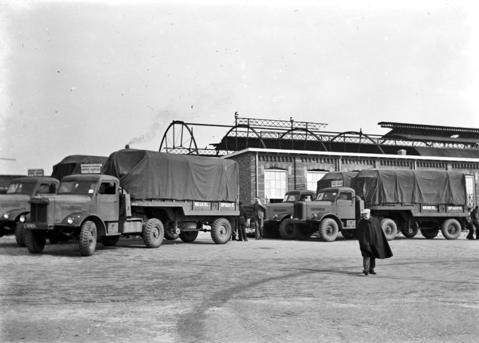 HUA-168055-Afbeelding van vrachtauto's van het Canadese leger die ingezet worden door de N.S. als vervangend vervoer voor treintreizigers op het Stationsplein te Arnhem