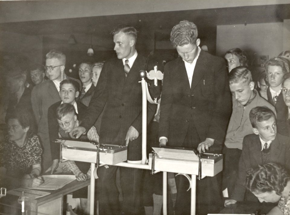 HUA-168129-Afbeelding van het publiek bij de testmaquette van de N.S., opgesteld in het warenhuis De Bijenkorf te Amsterdam