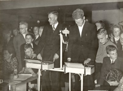 HUA-168129-Afbeelding van het publiek bij de testmaquette van de N.S., opgesteld in het warenhuis De Bijenkorf te Amsterdam