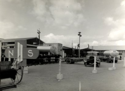 HUA-168228-Afbeelding van de presentatie van enkele autolaadkisten van de N.S. tijdens een Jaarbeurs op het terrein aan de Croeselaan te Utrecht
