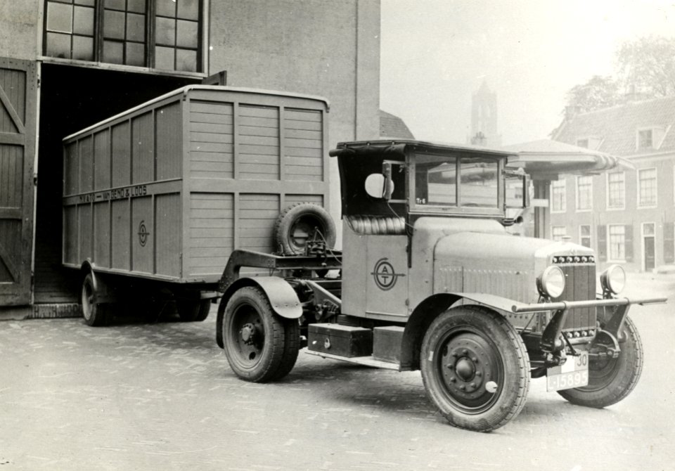 HUA-168321-Afbeelding van een vrachtauto met oplegger van Van Gend & Loos - A.T.O. voor het vervoer van toneelattributen (decorstukken) aan de achterzijde van de Stadsschouwburg aan het Vredenburg te Utrecht