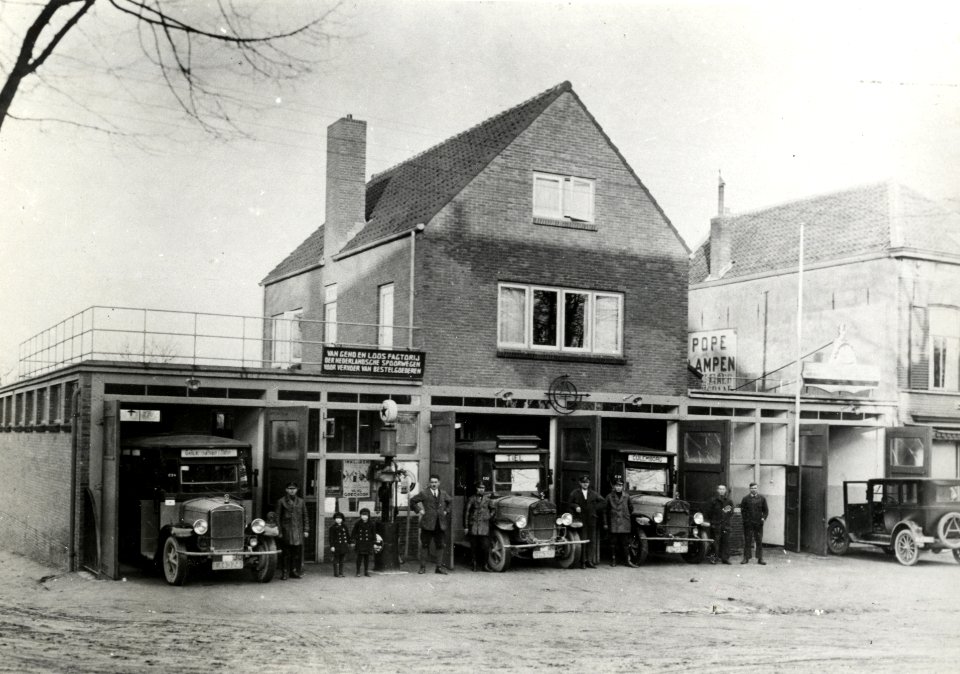 HUA-168325-Gezicht op de garage van de A.T.O. (Algemene Transport Onderneming) en Van Gend & Loos bij het N.S.-station Geldermalsen te Geldermalsen