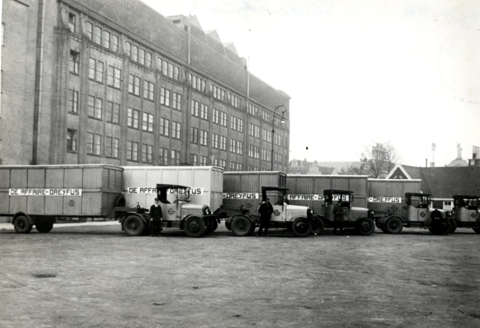 HUA-168329-Afbeelding van vrachtauto's met oplegger van de A.T.O. voor het vervoer van toneelattributen (decorstukken) voor het stuk De affaire Dreyfus op het Vredenburg te Utrecht