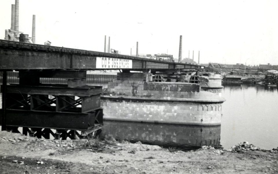 HUA-168669-Gezicht op de provisorisch herstelde spoorbrug over de Maas te Maastricht