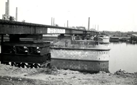 HUA-168669-Gezicht op de provisorisch herstelde spoorbrug over de Maas te Maastricht