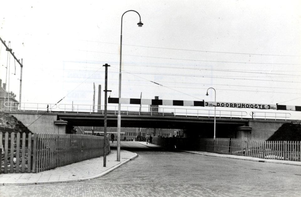 HUA-169153-Gezicht op het spoorviaduct over de Bleekstraat te Utrecht. N.B. De afbeelding maakt deel uit van een serie foto's met betrekking tot de Spoorwegwerken te Utrecht