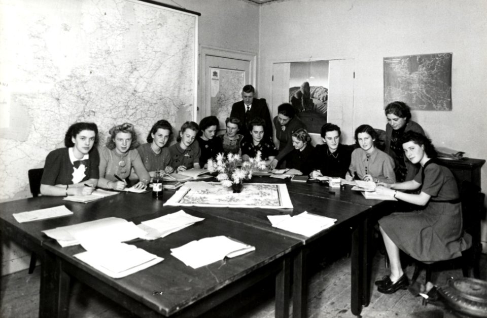 HUA-169341-Groepsportret van informatrices van de N.S. tijdens een vervolgcursus, mogelijk in de opleidingsschool voor informatrices van de N.S. te Amersfoort