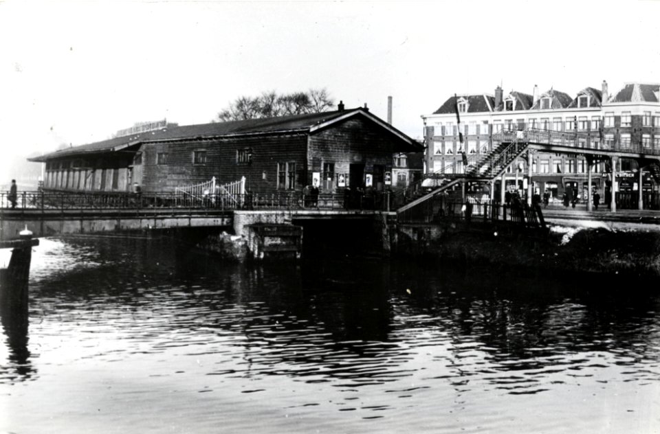 HUA-169355-Gezicht op de Dageraadsbrug te Amsterdam en het voetgangersviaduct over de sporen naar de Cruquiuskade. N.B. De afbeelding maakt deel uit van een serie foto's met betrekking tot de Spoorwegwerken te Amsterdam