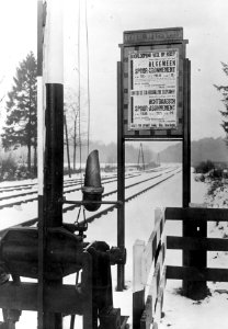 HUA-169407-Afbeelding van een aanplakbord met een affiche over spoorabonnementen bij het N.S.-station Huis ter Heide te Huis ter Heide (gemeente Zeist)
